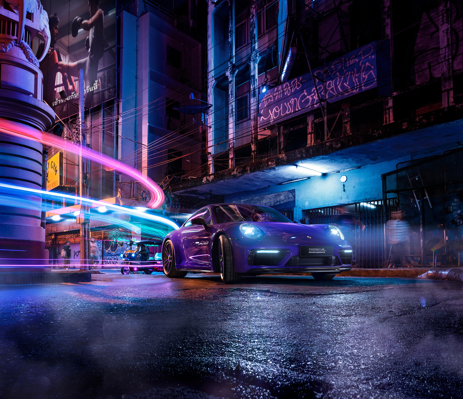 Violetter Sportwagen in einer nächtlichen Stadt mit Neonlichtern und nasser Fahrbahn.